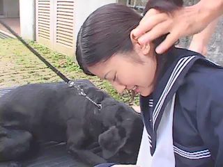 Studentessa obbligata a fare un pompino a un cane